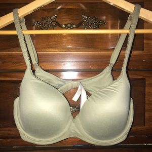 32D / Victoria’s Secret Body by Victoria
